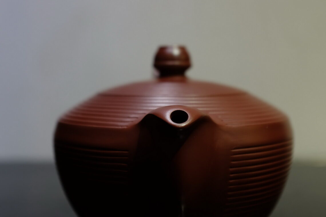章燕城手拉壶作品《和平鸽》