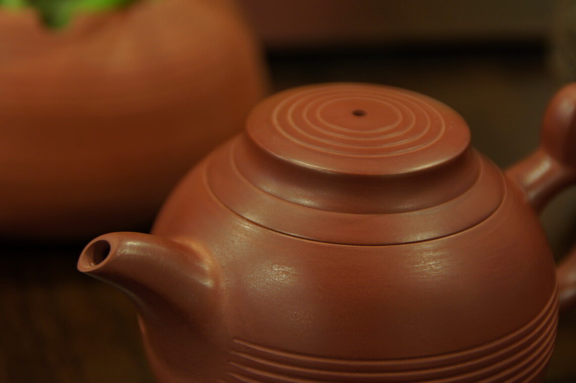 章燕城手拉壶作品《鱼乐壶》